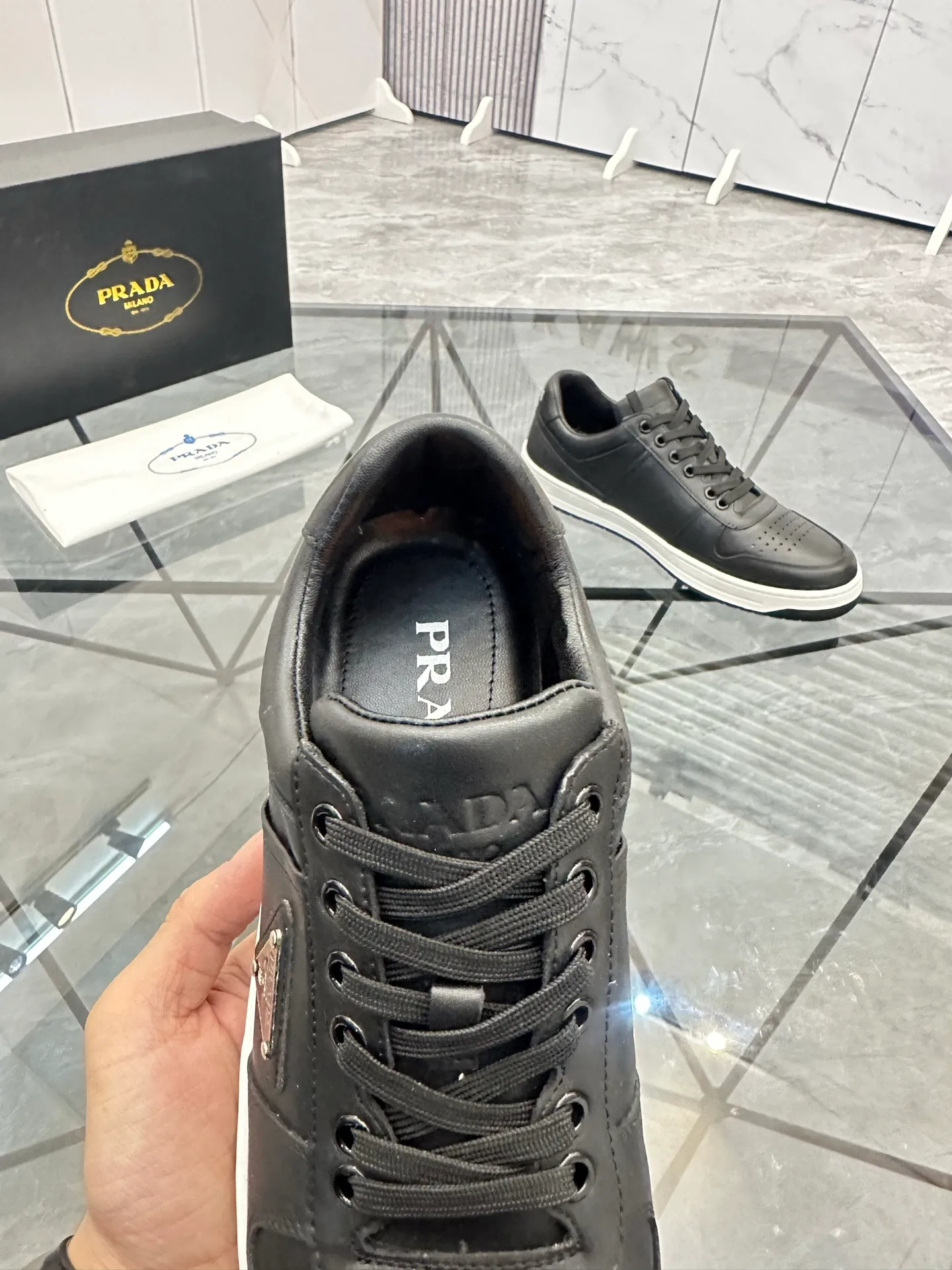 Men's shoes: 💰P400¥ Product trademark: Prada *"Prada*" low-top casual shoes Regular size: 38-44 (can be customized to 45) Product materials: imported cowhide upper, sheepskin lining, original outsole. Number: 020
